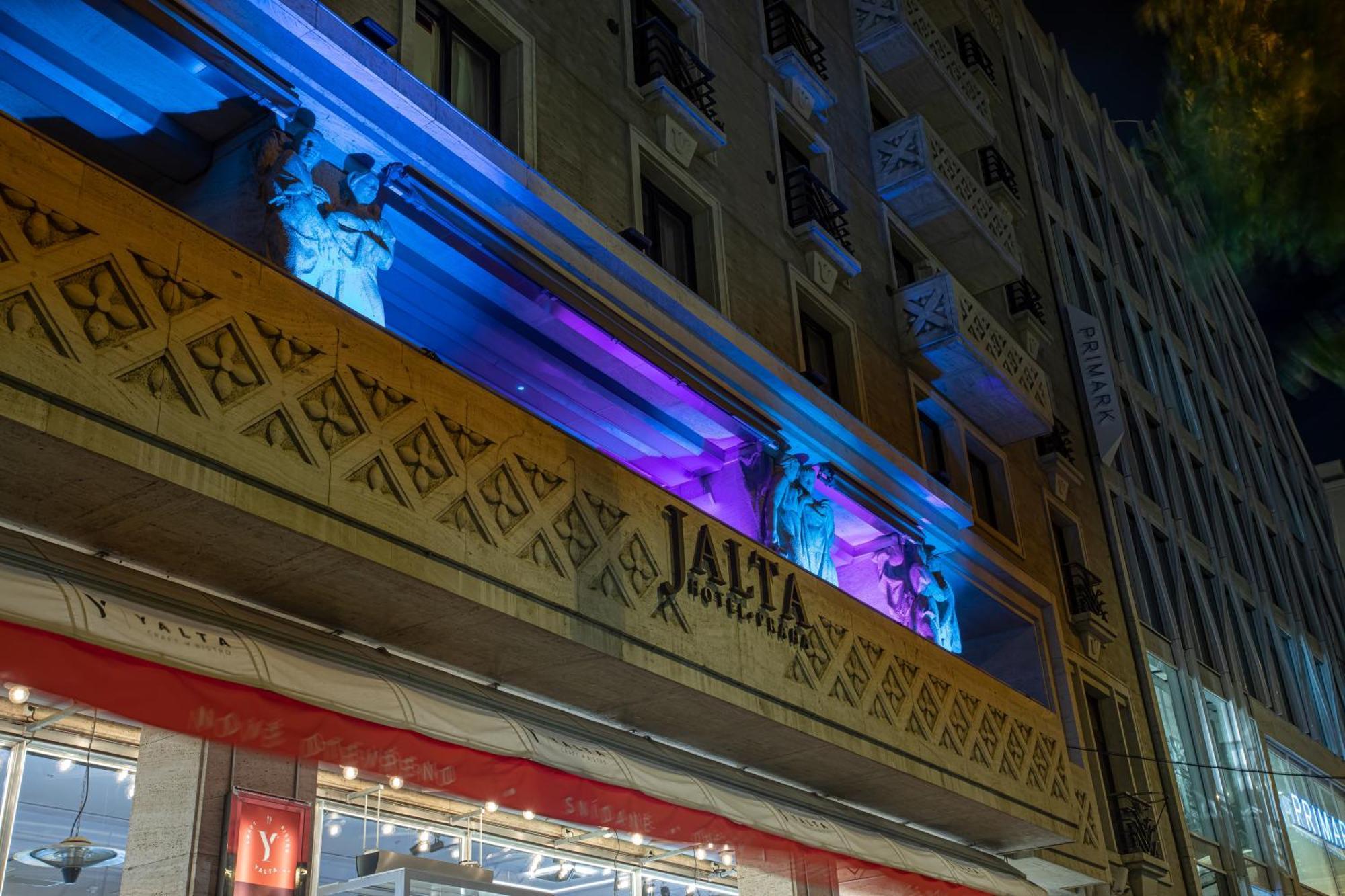 ヤルタ ブティック ホテル プラハ エクステリア 写真 The facade of the theatre at night